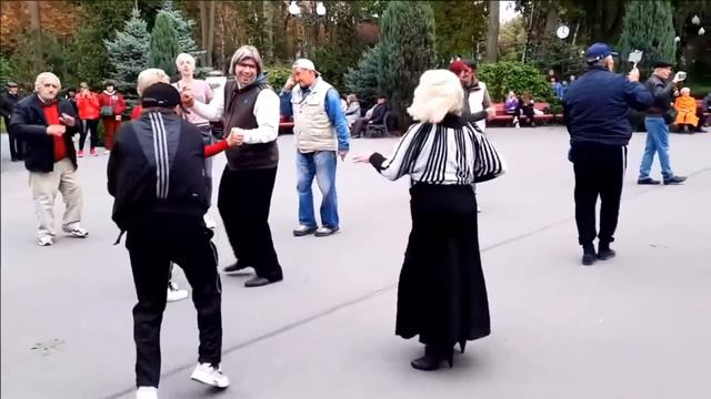 И ТВОИ СЛЕДЫ ЗАСЫПАЛ ЛИСТОПАД!!! смотреть онлайн