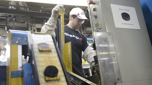 Canada 150: How hockey pucks are made смотреть онлайн