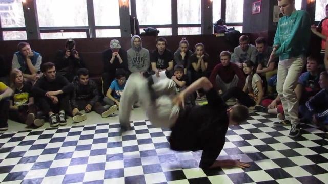 Батл по брейк дансу (Stay Tru 2015) - Bboy Меньше Оборота смотреть онлайн