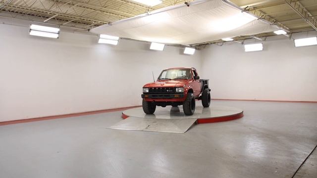 1983 TOYOTA HILUX смотреть онлайн
