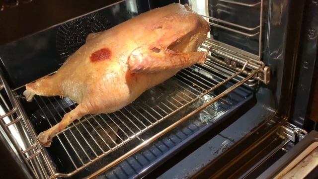 СОЧНЫЙ И РУМЯНЫЙ РОЖДЕСТВЕНСКИЙ ГУСЬ КАК ПРИГОТОВИТЬ ГУСЯ В ДУХОВКЕ МОЙ СПОСОБ смотреть онлайн
