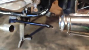 Алюминиевая лента (скотч) на стыках выхлопных труб и коленей на Яве.