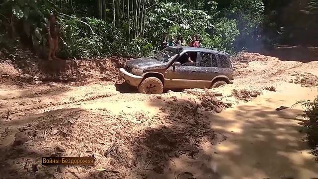 Старые мини-внедорожники Daihatsu Feroza Terios и Suzuki Samurai Mud Party смотреть онлайн