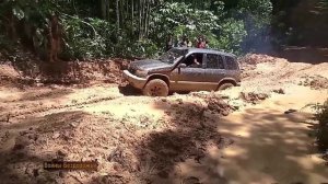 Старые мини-внедорожники Daihatsu Feroza Terios и Suzuki Samurai Mud Party