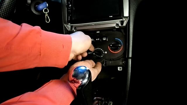 Замена лампочек подсветки панели отопителя Peugeot 307 смотреть онлайн