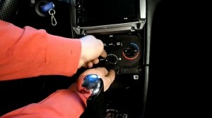 Замена лампочек подсветки панели отопителя Peugeot 307