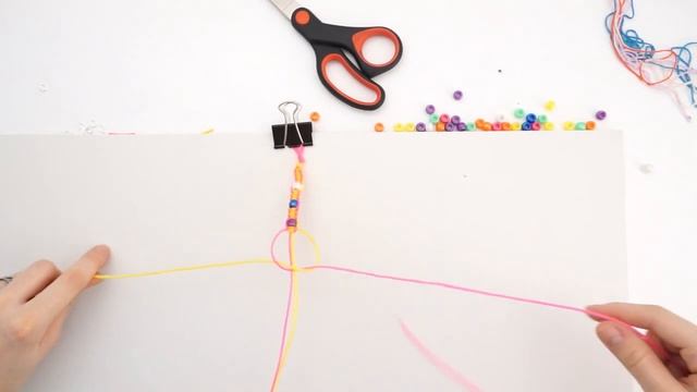 Браслет с бусинами. Плетение трубочками Скубиду смотреть онлайн