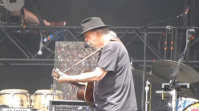 Neil Young - Heart Of Gold - Berlin Waldbuhne - 21 July 2016 смотреть онлайн