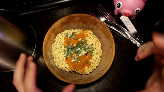 SAMYANG VEGETASTY NOODLE SOUP ? РАЗОГРЕЛ И СЪЕЛ ? В МИРЕ БИЧЕЙ! смотреть онлайн