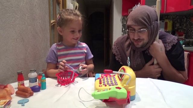 Видео для детей. Играем в магазин Кассир и покупатели Playing in the store cashier and customers смотреть онлайн