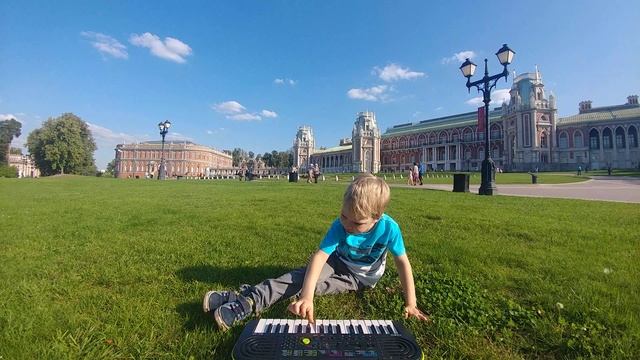 Ребенок в 3 года играет на пианино. The boy is 3 years old and he can play piano смотреть онлайн