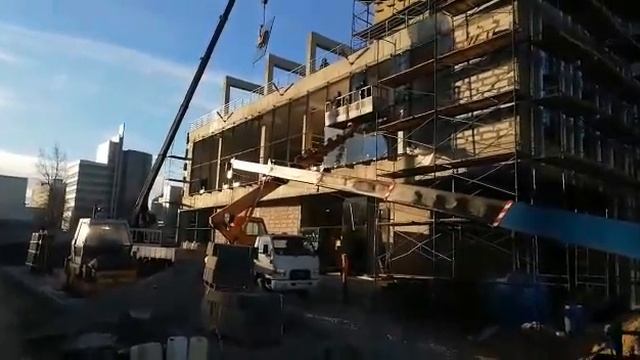 Монтаж стеклопакетов ТЦ манипулятором смотреть онлайн