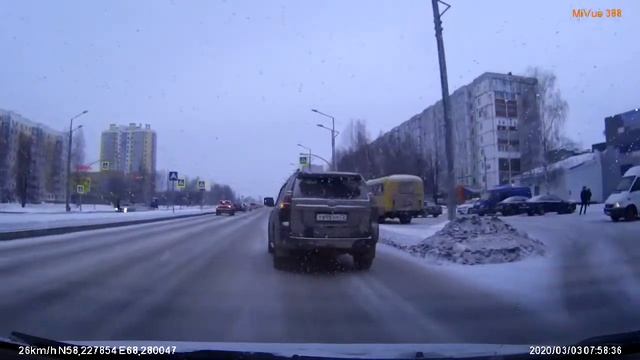 FILE0292 Тобольск прскМенделеева когда тонировка фар мешает явно для сравнения такой же внедорожник смотреть онлайн