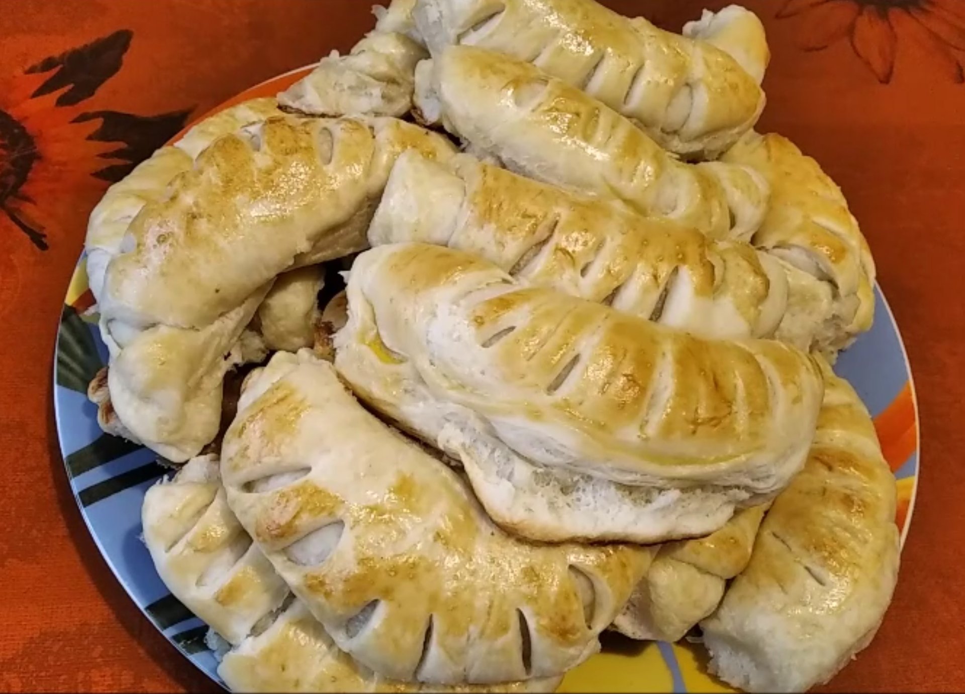 Рогалики с варёной сгущенкой.mp4 смотреть онлайн