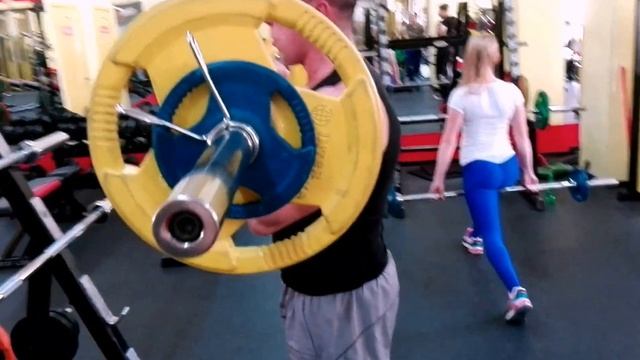 Максимка. Сгибание рук со штангой стоя смотреть онлайн