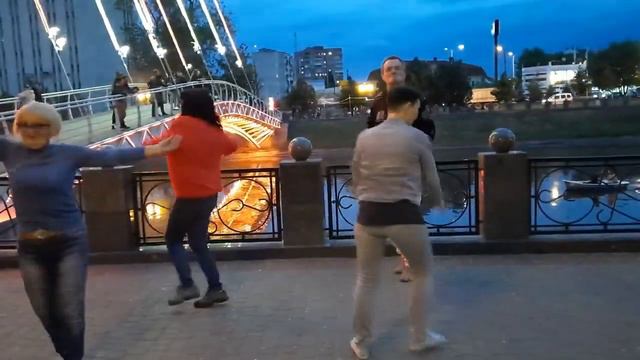 Дельфины Танцы,сквер Стрелка смотреть онлайн