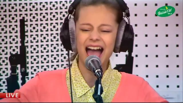 Улыбайся. Девочка красиво поет смотреть онлайн