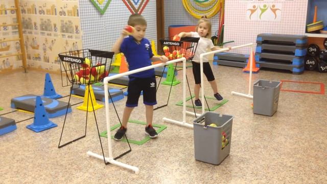 Командная работа: Бросок мяча в корзину смотреть онлайн