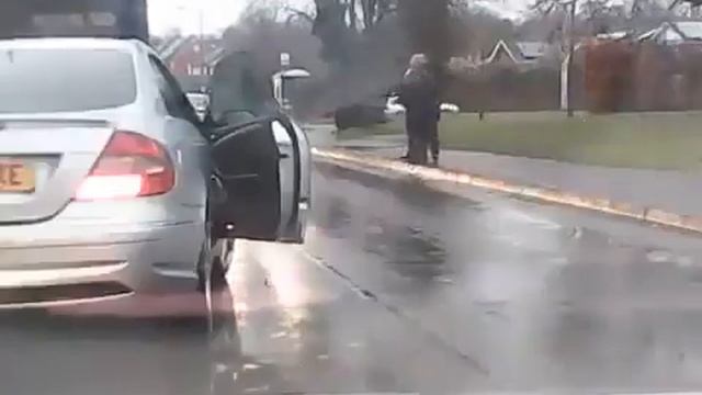 Отношение людей к полиции в Англии смотреть онлайн