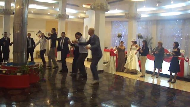 Funny dance on a weeding in Romania! смотреть онлайн