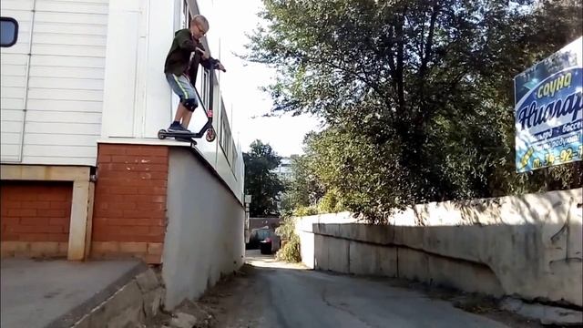 Дропнул большой дроп на самокате в стриту! смотреть онлайн