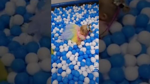 Бассейн с шариками? #Shorts смотреть онлайн