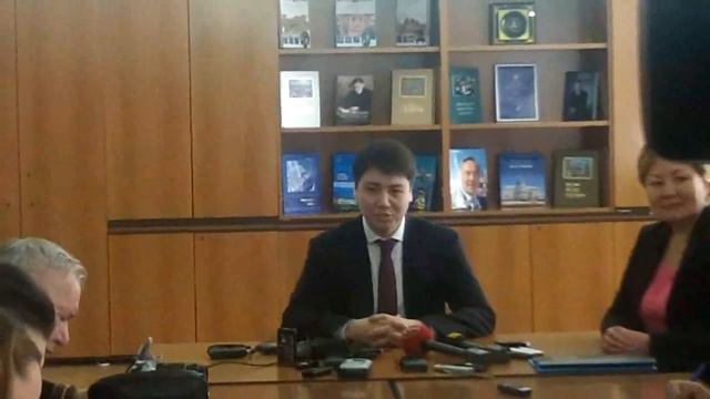 Министра Абденова закидывает яйцами Андрей Цуканов смотреть онлайн