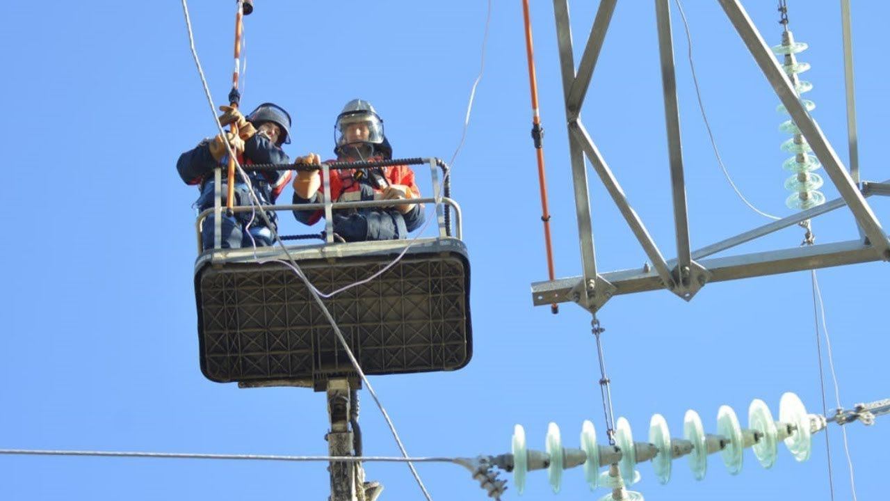 Где должна находиться бригада при работах, выполняемых на токоведущих частях под напряжением? смотреть онлайн