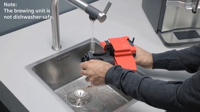 Puhdista Siemens EQ.3 espressokoneesi keitinosio смотреть онлайн