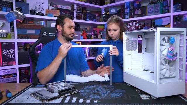 Zoey Helps Build EPIC Gaming PC, Custom White RTX 4080 + 13600K смотреть онлайн