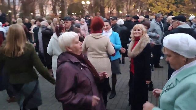 "ГДЕ ТЫ,ГДЕ ТЫ???"...в Гомельском парке на танцполе...30.10.2022года. смотреть онлайн