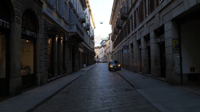 Milan Walking Tour from Teatro Piccolo to Galleria Vitt. Emanuele, Italy [4K] City Sounds | Slow TV смотреть онлайн