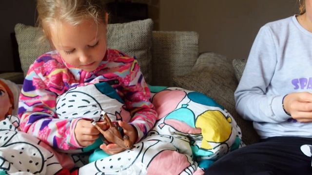 Николь и Эмма открывают Мистери бокс // Mystery box смотреть онлайн