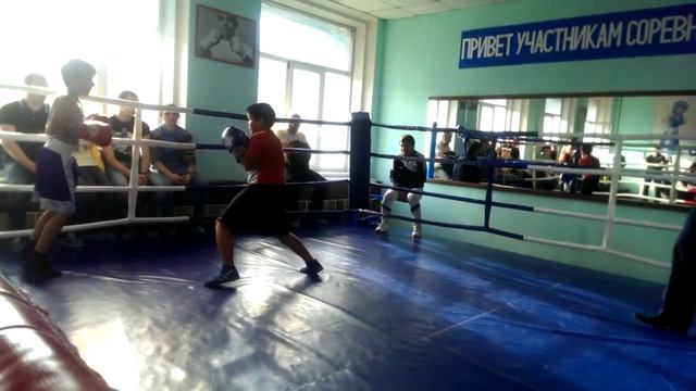 На соревнованиях по боксу пацан в синих шортах это смотреть онлайн