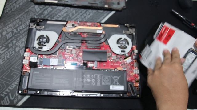 Installing SSD in Asus ROG Zephyrus G15 смотреть онлайн