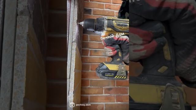 ПЛИТЫ ОГНЕУПОРОФФ ЧЕРЕЗ ВТУЛКИ КРЕПИМ ВОЗЛЕ ПЕЧИ. Огнезащитна в наличии ? #печнойдом #батайск