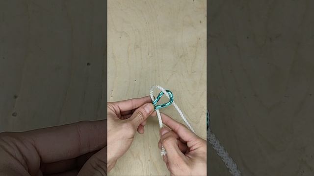 Обязательно запомни эту хитрость! Как можно легко и надежно связать две веревки? #shorts смотреть онлайн