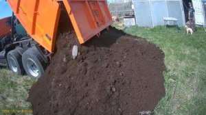 Выгрузка земли 10 кубов ,машина новая купили 3 дня назад камаз)