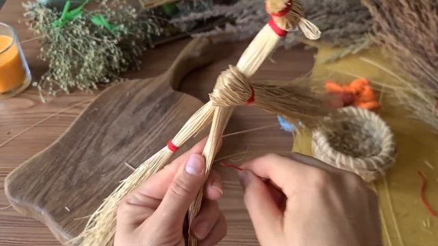 Добрая деревенская игрушка из трав. Вспоминая древнее ремесло создания Славянских коников смотреть онлайн