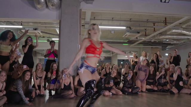 MELISSA BARLOW // Wrocław DRUNK IN LOVE