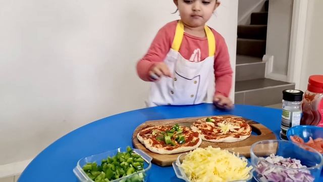 Let's learn how to cook Pizza with Twisha!!! Twisha cooking pizza for her Daddy!!! MyLittleChef!!! смотреть онлайн
