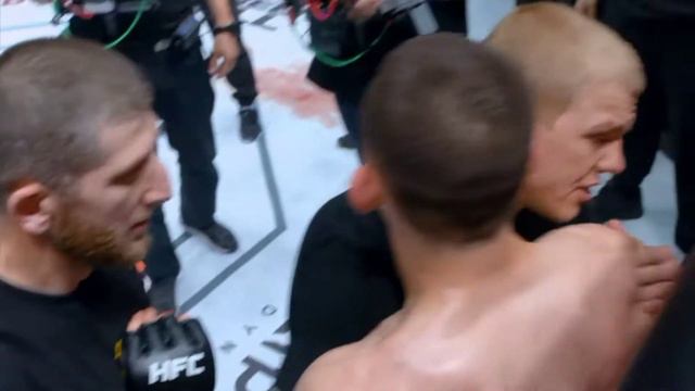 САМЫЙ ЖЕСТКИЙ НАКАУТ.Сломал нос сопернику.#МОМЕНТ смотреть онлайн