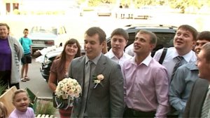Шумный выкуп невесты на свадьбе