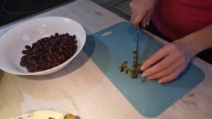 Салат с красной фасолью и сухариками
