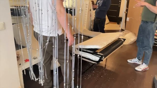 ГОТОВИМ СВОЮ КВАРТИРУ К СДАЧЕ| вывозим диван и холодильник, румтур и что нужно сделать ДЕНЬ С НАМИ смотреть онлайн