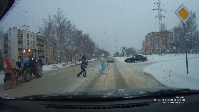 Переходят дорогу за 20 метров до пешеходного перехода. Жесть! смотреть онлайн