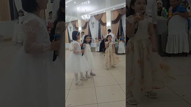 дети спели к свадьбе своей сестре смотреть онлайн