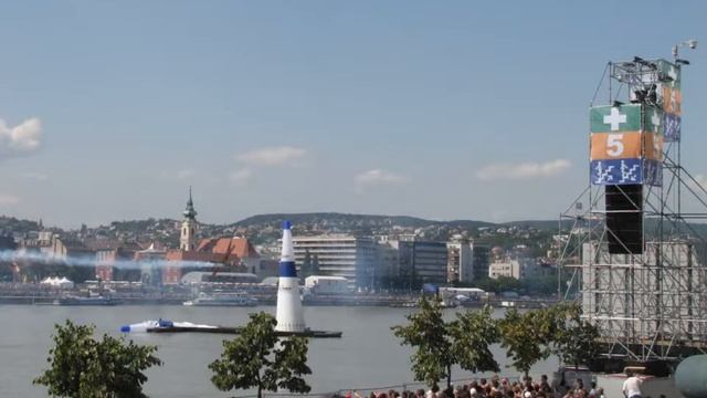 Авиашоу Red Bull в Будапеште + Воздушный парад! Red Bull Air Race in Budapest YouTube смотреть онлайн