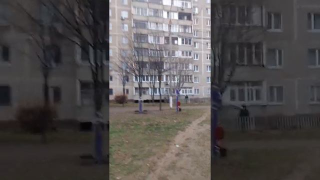 Лучше одному гулять чем с кем нибудь.Хотя все говорят модно гулять с девушками а где их взять?
