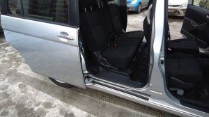 Toyota Isis. Удобный, надёжный, но ещё не автобус.